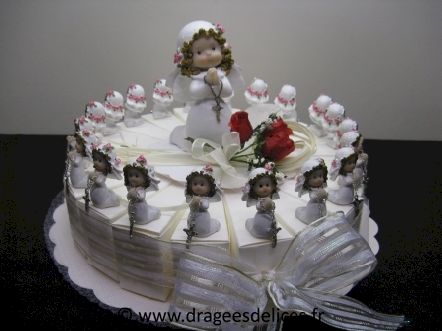 Gâteau dragées communion fille avec communiantes en résine : Gâteau dragées communion fille avec communiantes en résine