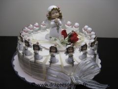 Gâteau dragées communion fille avec communiantes en résine 