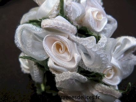 Fleur Anabelle en satin pour décoration de tulles mariage baptême et communion : Fleur en satin et organza écru pour décoration de tulles et boites de dragées