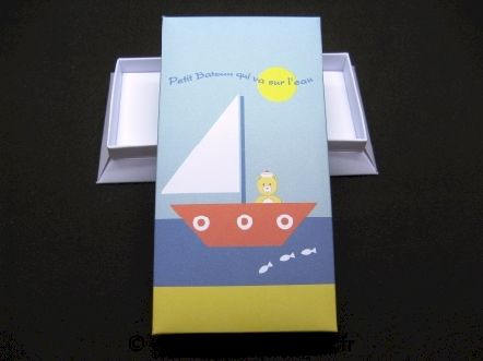 Boite rectangulaire pour baptême petit bateau sur l`eau