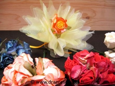 Fleur en papier et mousse avec feuilles pour décoration de fête