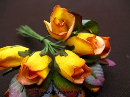 Lot de 14 boutons de rose pas cher pour déco en fin de série : Lot de 14 boutons de rose pas cher pour décoration de tulles et boites de dragées