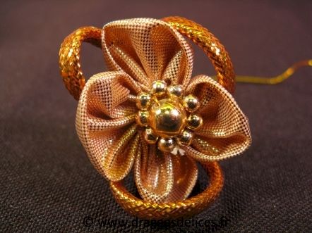 Fleur Babette dorée avec tige or pour mariage oriental : Fleur dorée avec tige or pour mariage oriental et décoration de fêtes de fin d