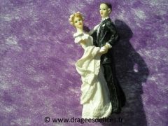 Couple de mariés dansant 