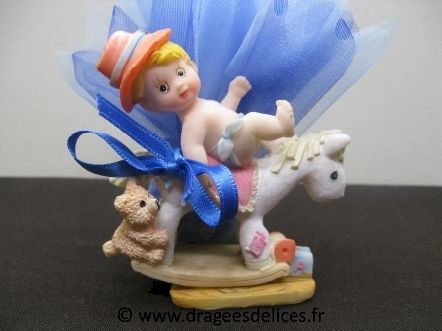 Sujet garçon ou fille sur cheval à bascule pour baptême : Sujet garçon en résine sur cheval à bascule pour décoration baptême