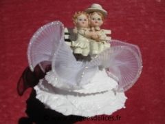Couple de mariés sur un banc 