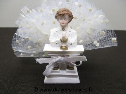 Sujet communiant en résine à genoux pour décoration de tulle ou gâteau