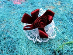 Fleur en satin avec collerette en dentelle pour déco de tulles à dragées Grenat