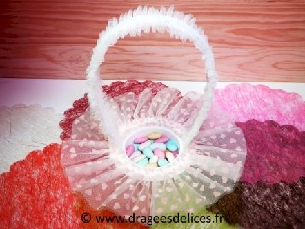 Panier de table en tulle avec coeurs pour présenter vos dragées : Panier de table rose en tulle pour présenter vos dragées