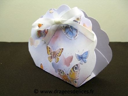 Eventail pour baptême avec dessin papillons en relief : Eventail pour baptême avec dessin papillons en relief