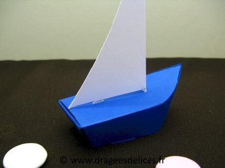 Boite voilier pour dragées de baptême collection marins : Boite voilier pour dragées de baptême collection marins couleur bleu