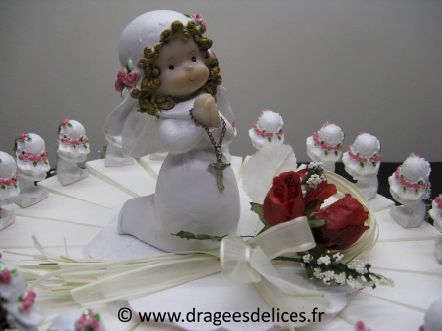 Gâteau dragées communion fille avec communiantes en résine : Communiante en résine au centre du gâteau avec son bouquet de fleurs