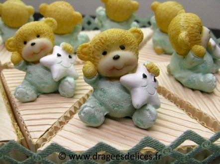 Gâteau petit ourson avec son étoile pour baptême ou anniversaire : Sujet petit ourson avec son étoile sur la boite part de gâteau