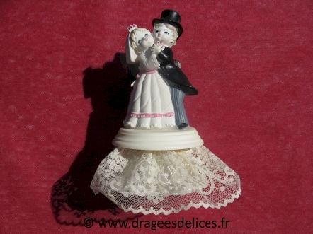 Couple  dansant sur socle