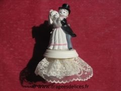 Couple  dansant sur socle 