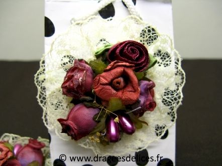 Bouquet de fleurs et perles à coller avec dentelle pour décoration