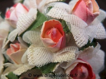 Fleur en papier, coton et tulle avec feuilles vertes pour décoration : Fleur rose en papier, coton et tulle avec feuilles vertes pour décoration