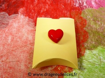Boite en forme de coussin pour mariage baptême et communion : Boite à dragées pas cher en forme de coussin jaune