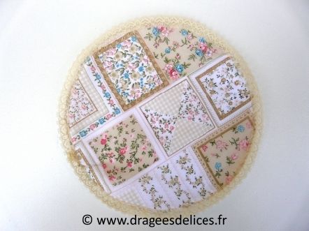 Tulle en coton avec imprimé fleur et bord en dentelle : Tulle en coton avec imprimé fleur et bord en dentelle pour thèmes romantique