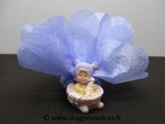 Sujet résine bébé dans son bassin prend son bain  Parme