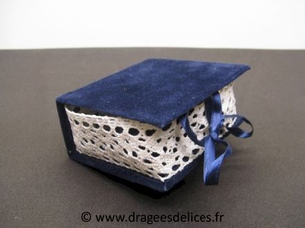 Boite livre en dentelle et velour pour mariage baptême et communion : Boite en forme de livre en dentelle et velour à garnir de dragées