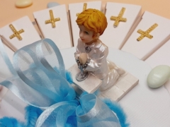 Gâteau communion garçon pour dragées avec communiant, croix ou calices or 