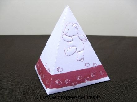 Boite pyramide pour baptême petit pas de nounours : Boite pyramide pour dragées de baptême petit pas de nounours