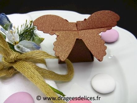Boite  en forme de papillon petit modèle pour baptême : Boite en forme de papillon petit modèle pour baptême bordeaux et or