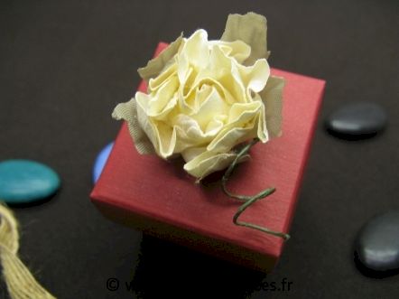 Boite surprise pour dragées collection toilée avec sa fleur : Boite surprise pour dragées collection toilée bordeaux