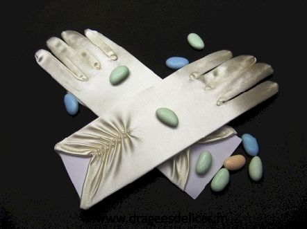 Gants en satin avec des perles