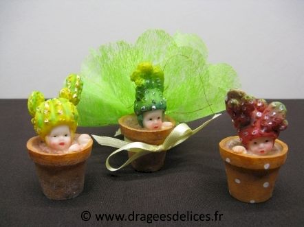 Résine originale bébé cactus sur son pot pour baptême