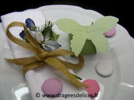 Boite  en forme de papillon petit modèle pour baptême : Boite en forme de papillon petit modèle pour baptême couleur vert d