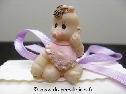 Petit sujet en résine pour baptême garçon ou baptême fille : Petit sujet en résine pour baptême fille couleur rose