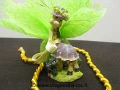 Petite girafe en résine pour baptême garçon ou fille 