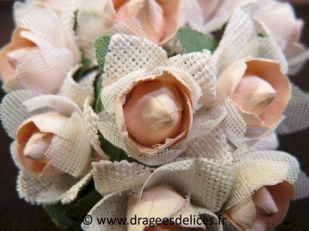 Fleur en papier, coton et tulle avec feuilles vertes pour décoration : Fleur écrue en papier, coton et tulle avec feuilles vertes pour décoration
