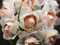 Fleur en papier, coton et tulle avec feuilles vertes pour décoration Ecru