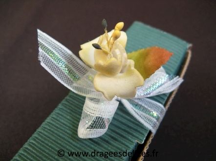 Œillet pas cher en mousse avec feuille en papier pour décoration