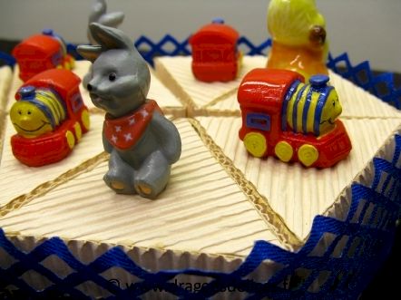 Gâteau la loco et compagnie pour baptême ou anniversaire : Sujets sur les boites de dragées du gâteau pour baptême ou anniversaire