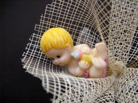 Bébé en résine avec son biberon pour décoration de tulle de dragées