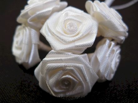 Grosse rosette ourlée pour mariage, baptême et communion : Grosse rosette ourlée fleur ivoire pour mariage, baptême et communion