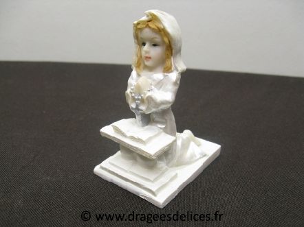 Sujet communiant ou communiante à genoux devant autel : Sujet en résine communiante fille à genoux devant autel pour communion