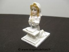 Sujet communiant ou communiante à genoux devant autel Fille
