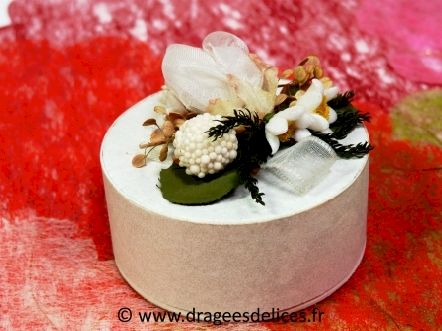 Boite ronde pour dragées et chocolats avec son bouquet en décor