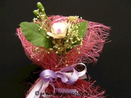 Sac en abaca avec son bouquet pour mariage baptême et communion : Sac en abaca fuchsia avec son bouquet à garnir de dragées