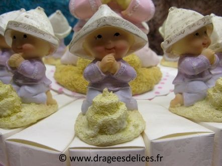 Gâteau à garnir de dragées ou de bonbons baptême fille Lulu à la plage : Résines sur les parts de gâteau de baptême fille Lulu à la plage