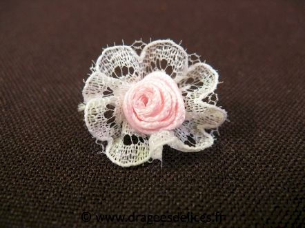 Fleur pas chère à coller avec collerette en dentelle pour décoration : Fleur pas chère rose à coller avec collerette en dentelle pour décoration