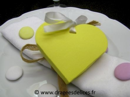Boite à dragées pas cher en forme de cœur : Boite à dragées discount en forme de cœur jaune