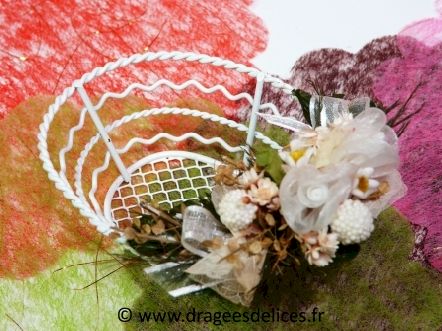 Panier en fer avec son bouquet pour mariage baptême et communion