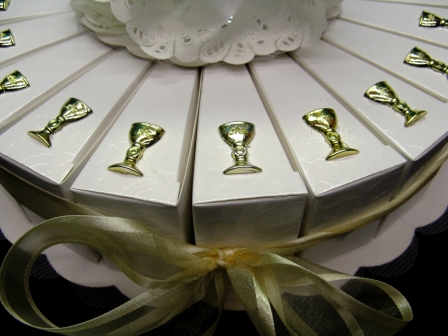Gâteau pour communion garçon ou fille avec calice en verre à garnir de dragées : Gâteau pour communion garçon ou fille avec calice en verre à garnir de dragées