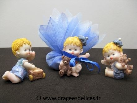 Sujet en résine garçon avec ses jouet pour baptême